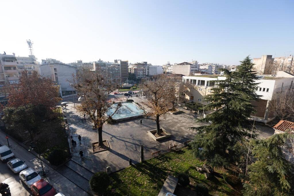 Апартаменты Λάρισα Διαμέρισμα Με Θέα Πλατεία Στο Κέντρο Της Πόλης Экстерьер фото