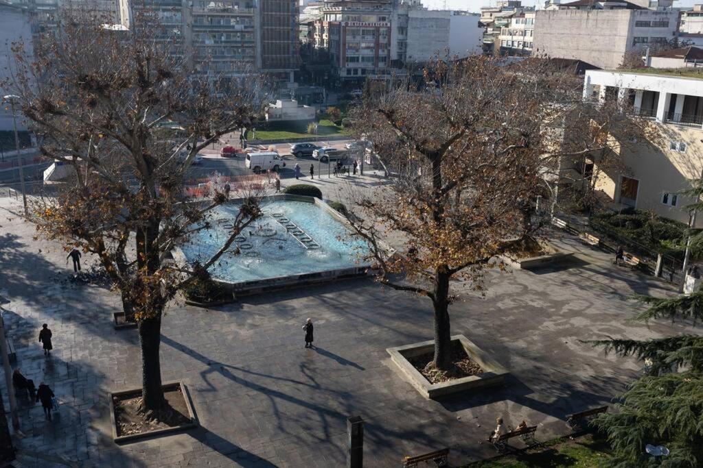Апартаменты Λάρισα Διαμέρισμα Με Θέα Πλατεία Στο Κέντρο Της Πόλης Экстерьер фото