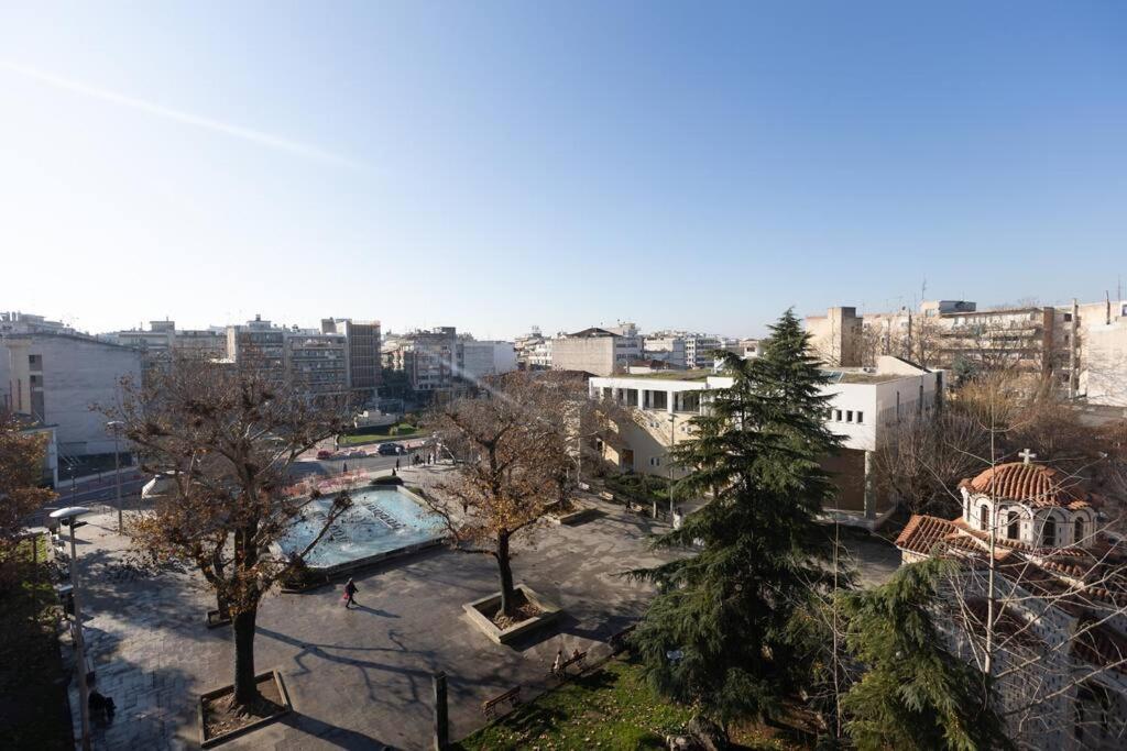 Апартаменты Λάρισα Διαμέρισμα Με Θέα Πλατεία Στο Κέντρο Της Πόλης Экстерьер фото